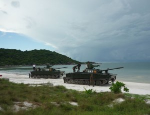 Kiểm tra kỹ thuật xe tăng lội nước K63-85 chuẩn bị cho bài lái bơi tại Phân đội tăng vùng 5 Hải quân.