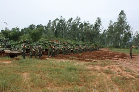 Hạ mệnh lệnh hành quân chiến đấu trong diễn tập ở Lữ đoàn H01.
